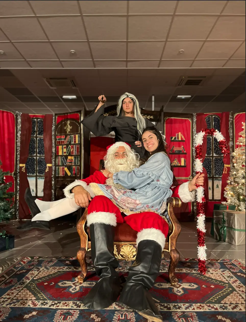 Le Père Noël, Alice et la sorcière sur scène dans le décor d'Alice au pays de Noël