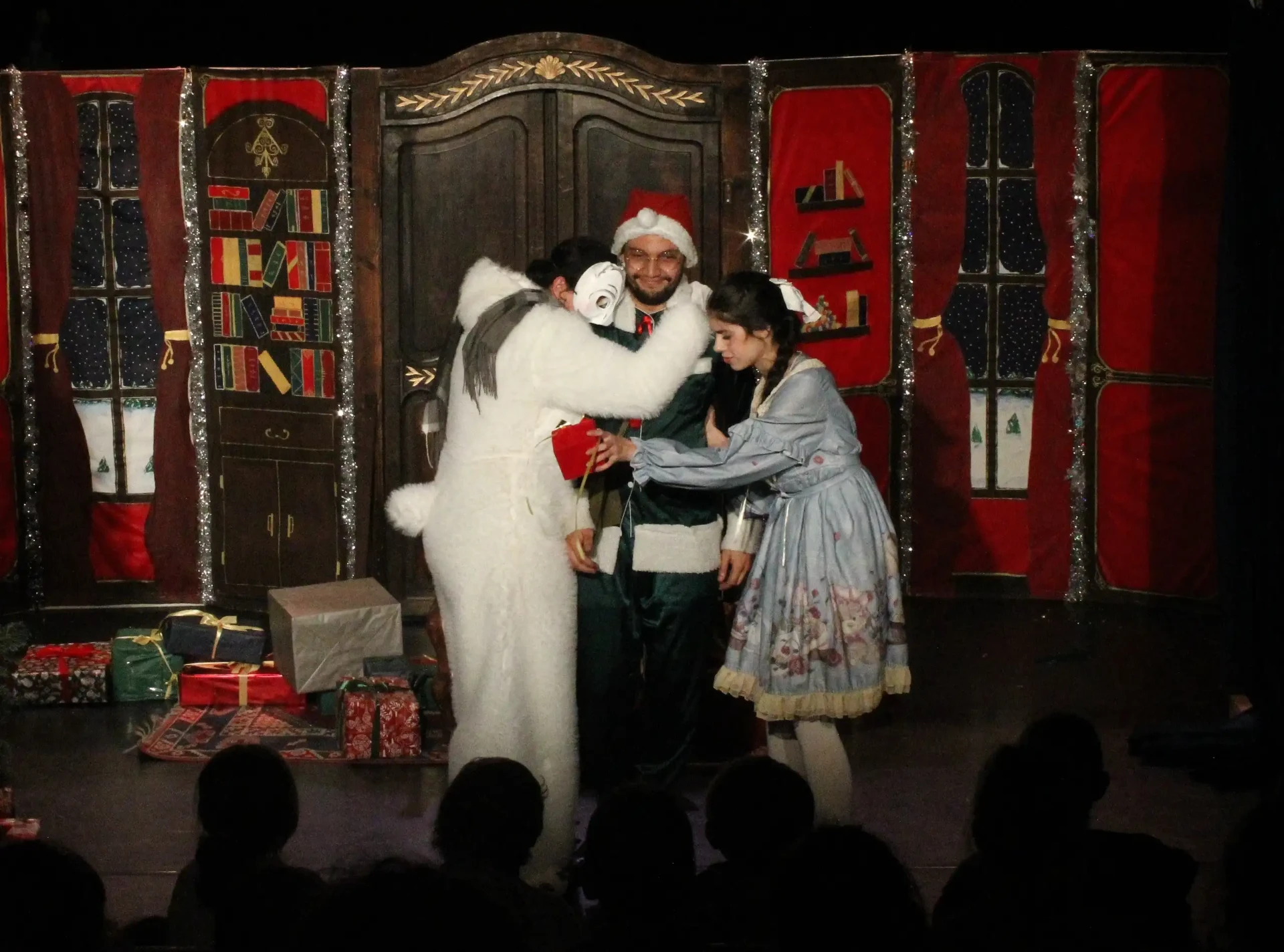 Alice au pays de Noël : Alice, le Père Noël et un ours polaire sur scène